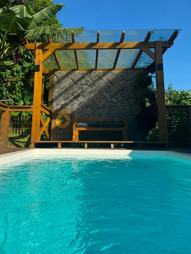 Piscina e área externa da Pousada Makani — foto 1