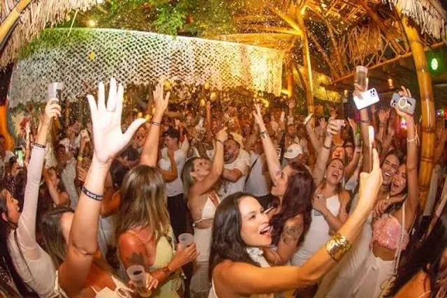 Festa no salão de bambu do Aloha, na Praia do Rosa