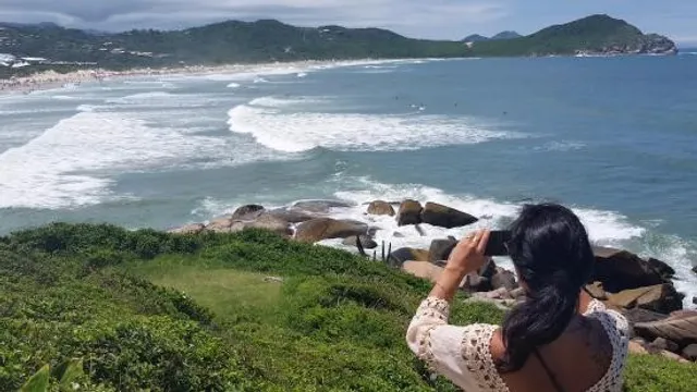 Vista de um mirante sobre a Praia do Ouvidor, com as ondas quebrando